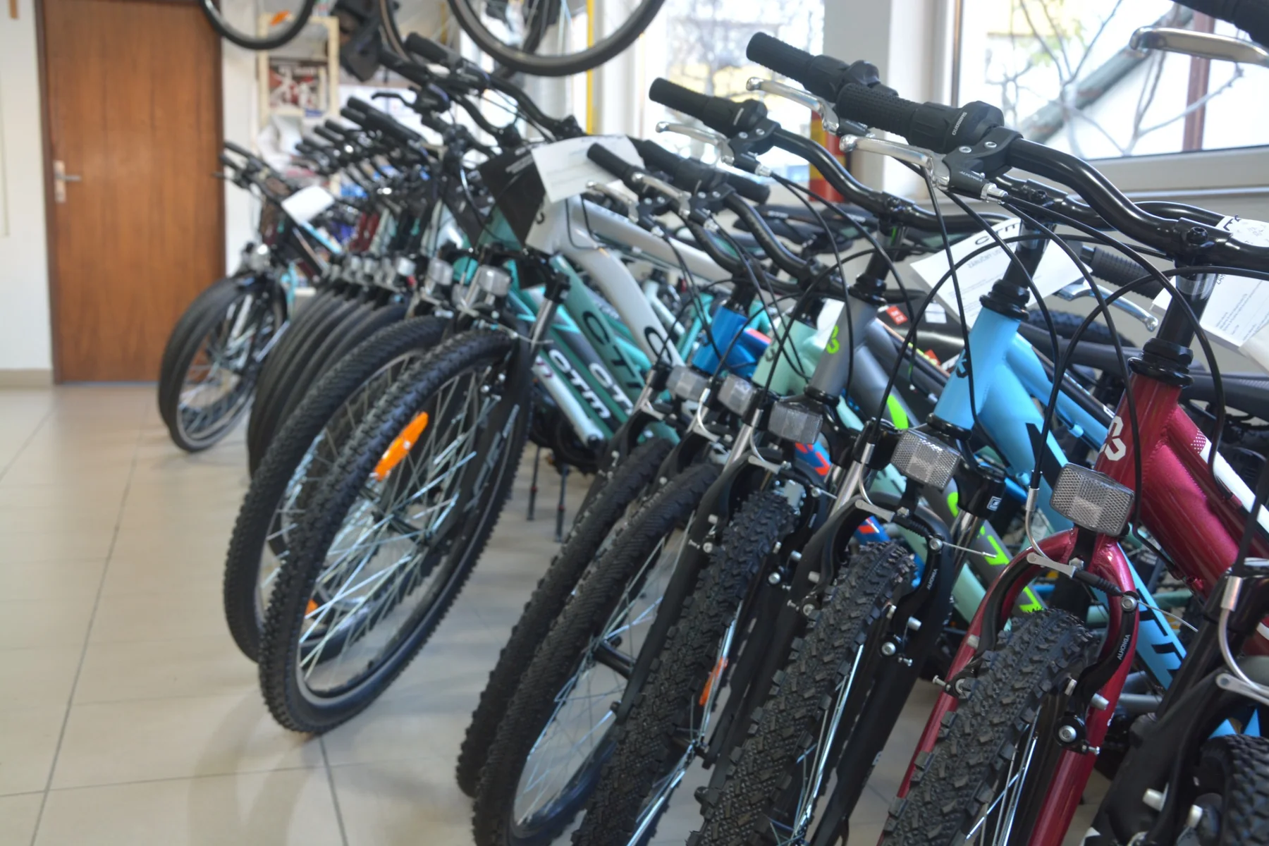 Interiér predajne s ponukou bicyklov