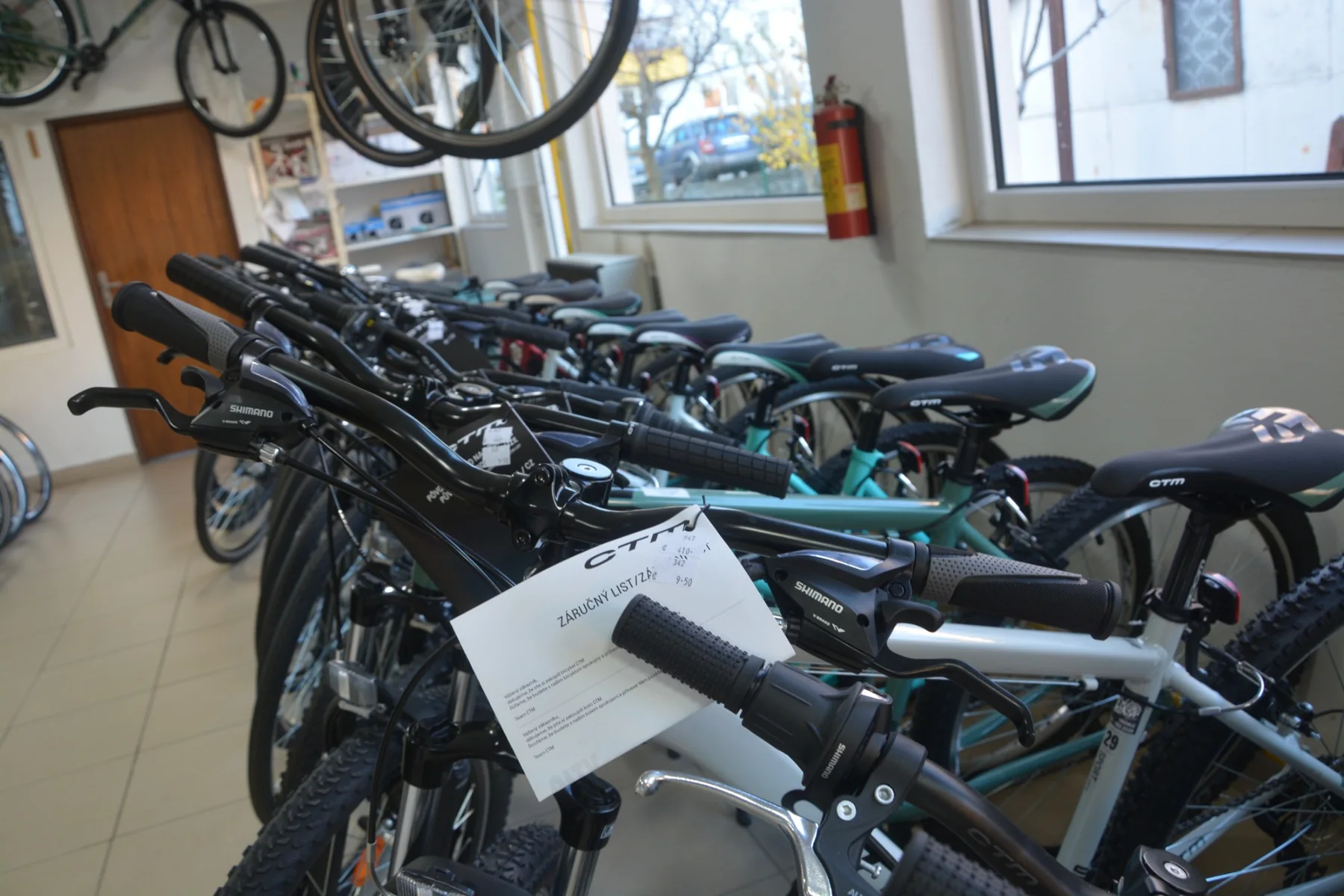 Detail bicyklov vystavených v predajni