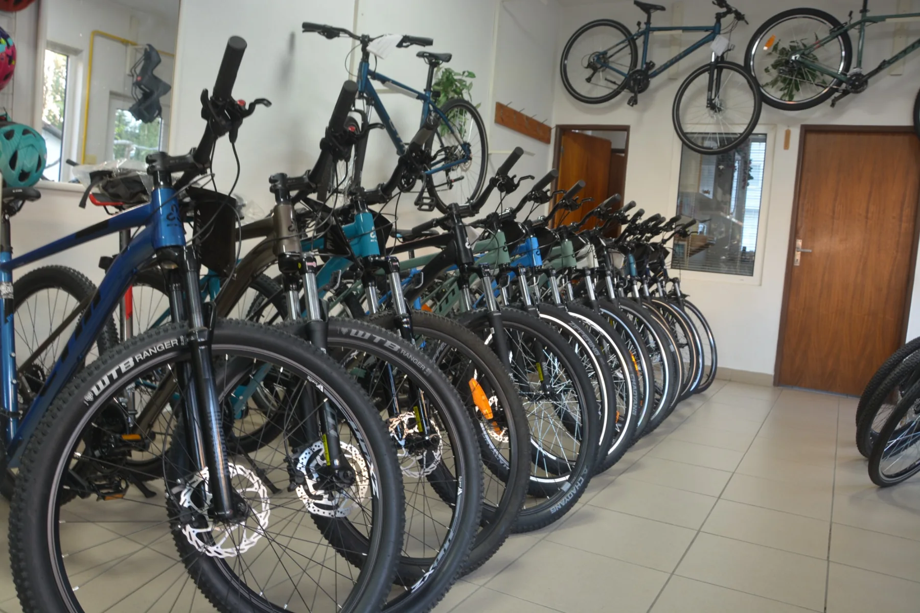 Horské bicykle vystavené v showroome