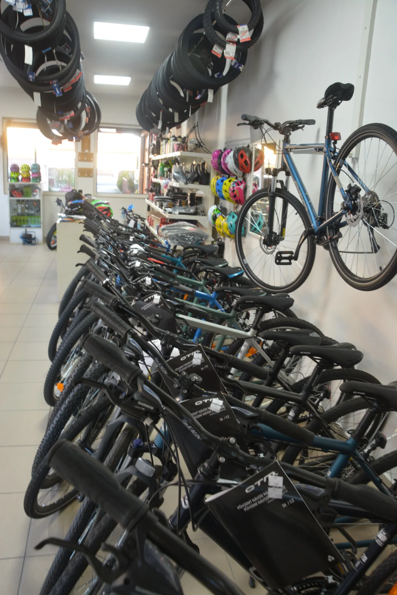 Široká ponuka bicyklov a príslušenstva v predajni