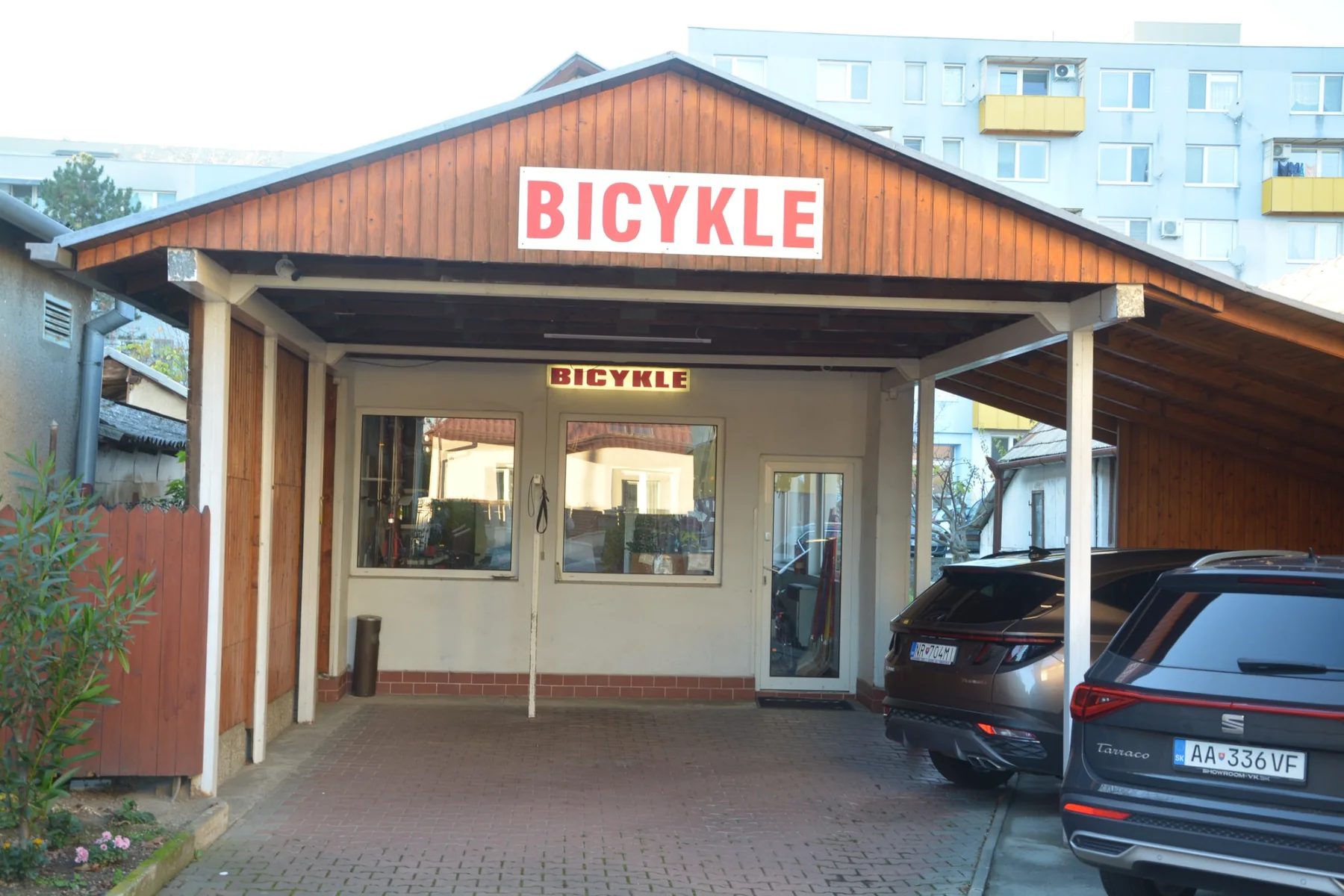 Vstup do predajne Bicykle Puškár vo Vrábľoch